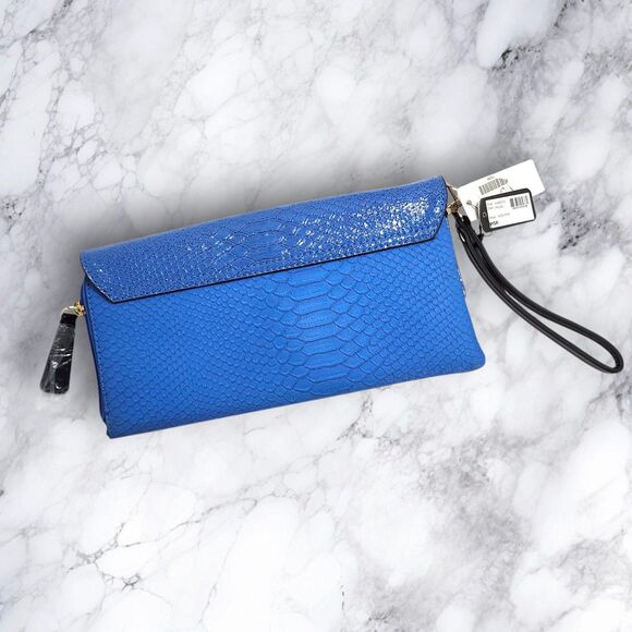 NWT GUESS Blue Faux Snakeskin Clutch RARE Wristlet Leopard Accent Logo Plate New - Picture 2 of 10